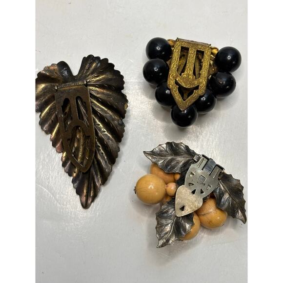 Vntg Deco Shoe Fur Clips Grapes Grape Leaf Mixed Metal Wood Bakelite Rhinestone - Picture 6 of 8